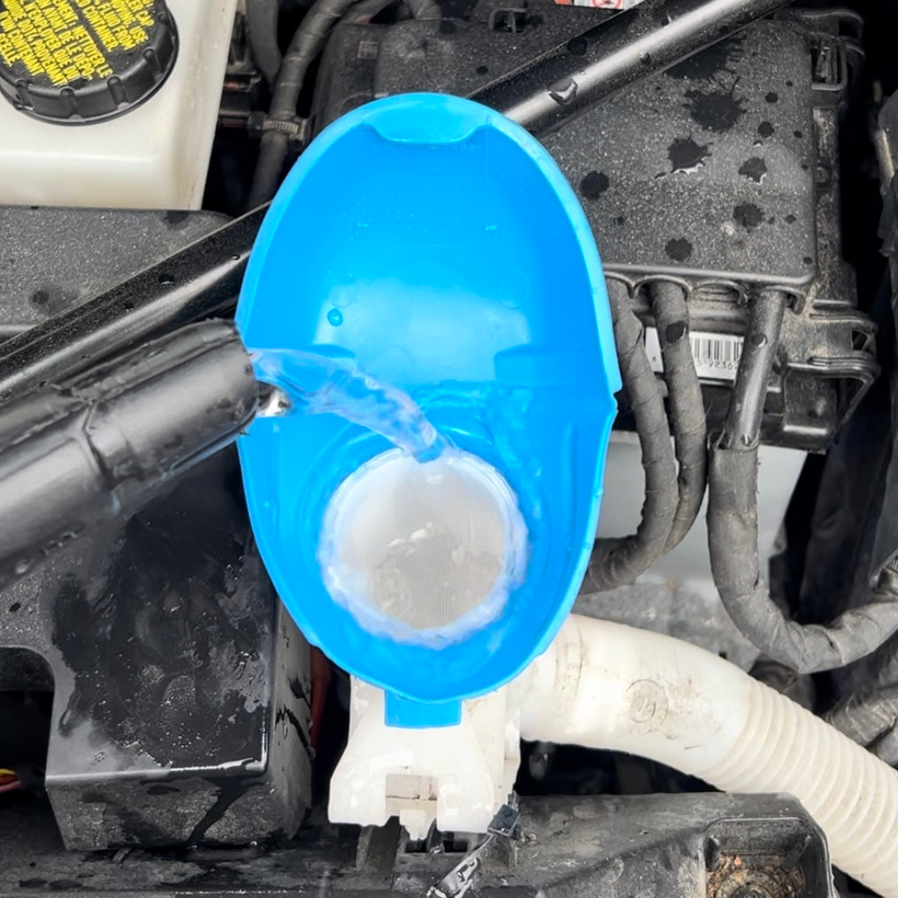 Washer fluid reservoir cap with built-in funnel