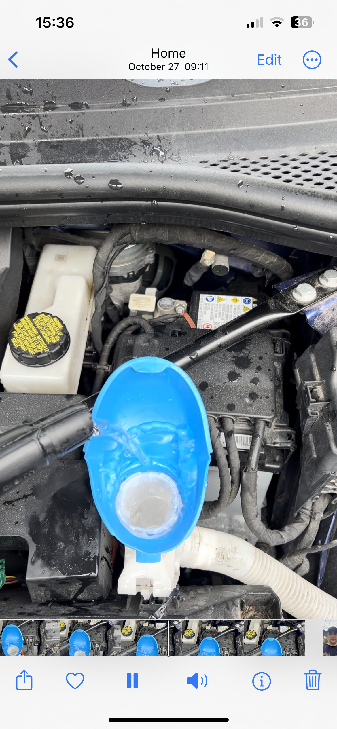 Washer fluid reservoir cap with built-in funnel