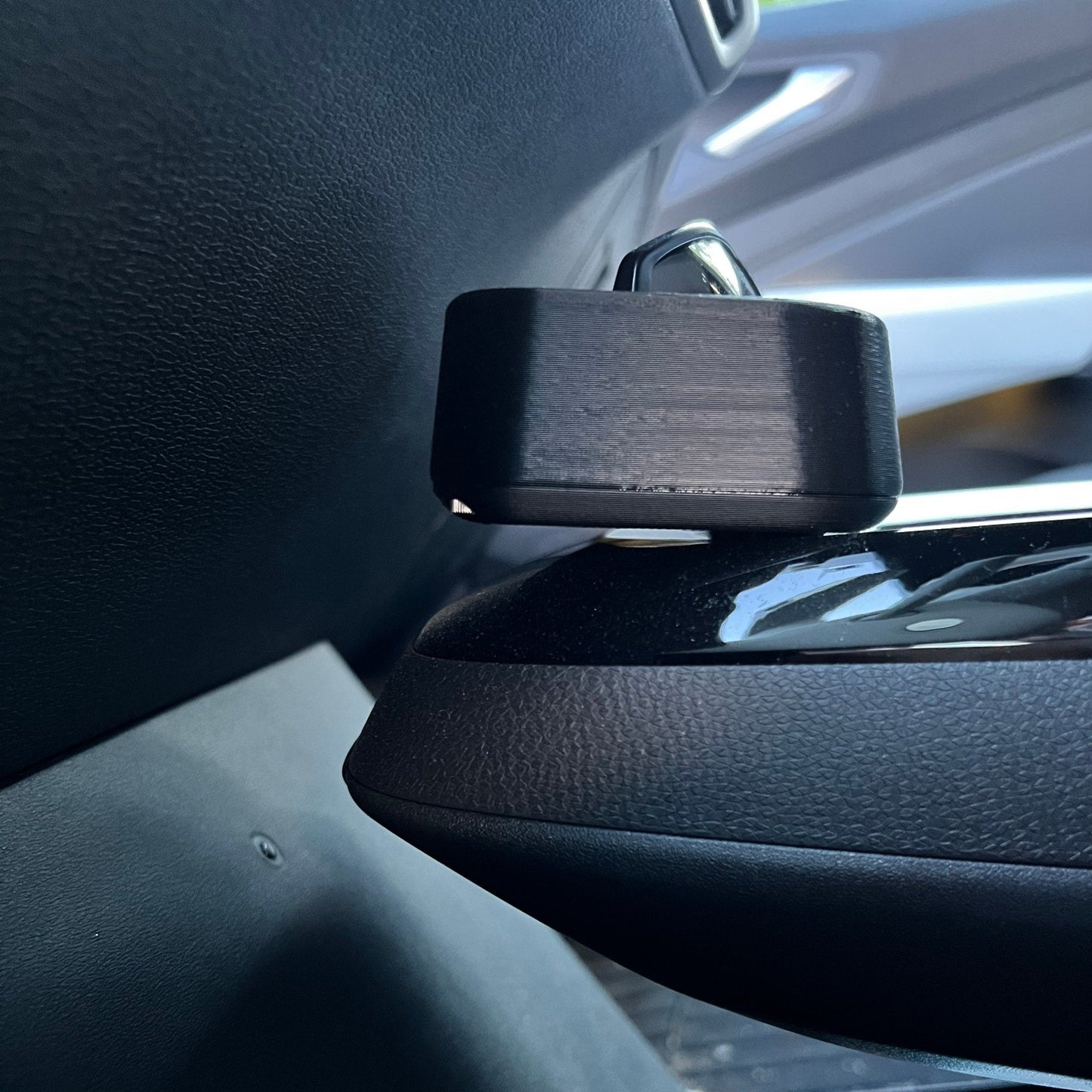 Ablage für Sonnenbrillen und andere Kleinteile für VW ID.4. Passt oben auf der Mittelkonsole in die Kartenhalterschlitze